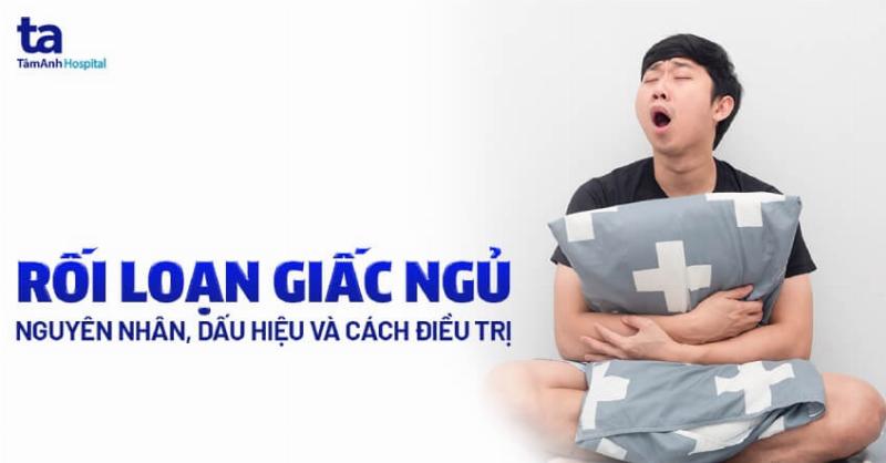 Hình ảnh người đang làm việc trên laptop vào buổi tối hoặc đêm, có thể nhìn ra cửa sổ thấy trời tối, tượng trưng cho việc làm việc lệch múi giờ